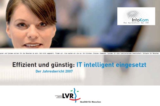 Eine Kollegin schaut lächelnd in die Kamera. Dabei wird der Text 'Effizient und günstig: IT intelligent eingesetzt / Der Jahresbericht 2007' und das LVR-InfoKom Logo mit angezeigt.